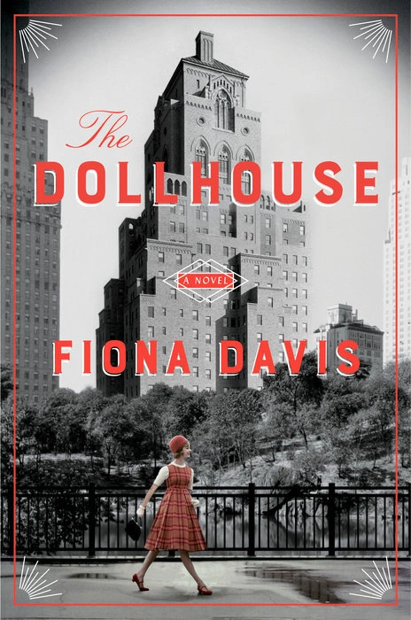 עטיפת הספר The Dollhouse מאת Fiona Davis, רומן היסטורי ותעלומה המתרחשים במלון ברביזון לנשים בניו יורק של שנות החמישים וב־2016.