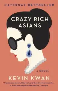 Crazy Rich Asians עטיפת הספר Crazy Rich Asians מאת Kevin Kwan - קומדיה חברתית מהסוג שהורס אותך מצחוק ואז מזכירה לך למה כסף לא קונה אופי.