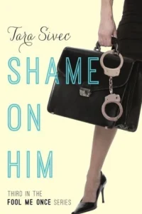 עטיפת הספר Shame on Him מאת Tara Sivec קומדיה רומנטית בלשית על עורכת דין שהופכת לחוקרת פרטית ונאלצת לפתור רצח עם גבר שמרגיז אותה