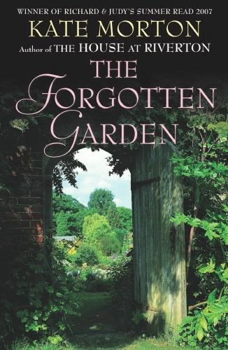 עטיפת הספר The Forgotten Garden מאת קייט מורטון, רומן משפחתי על שלוש נשים, סוד מן העבר, נטישה, מעמד וניצול באנגליה ובאוסטרליה.