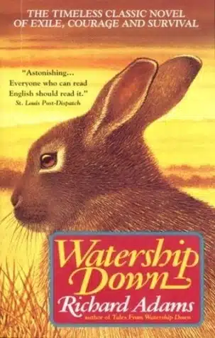 עטיפת הספר Watership Down מאת Richard Adams - מסע הישרדות של כמה ארנבים שנראה תמים על פניו, אבל מתחת לפרווה הרכה מסתתרת אמירה חריפה על פחד, מנהיגות וגבול הדק בין חירות לעריצות.