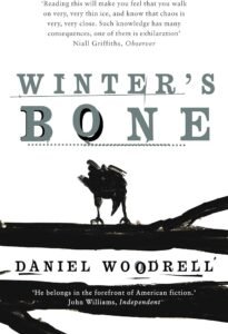 winters-bone עטיפת הספר Winter's Bone מאת Daniel Woodrell – רי דולי, נערה בת 16, מתגוררת עם אמא, אביה...