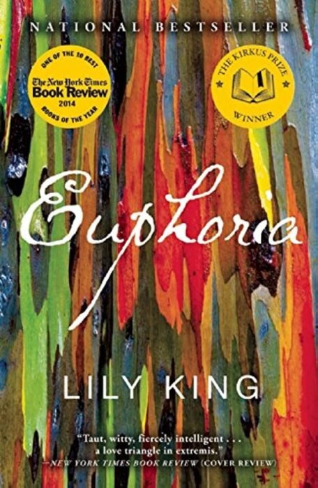euphoria - Sivi's Books עטיפת הספר Euphoria מאת Lily King - זהו סיפרה של נל סטון, אנתרופולוגית אמריקאית מבריקה שפירסמה ספר על ההתפתחות המינית בקרב שבטים בניו גיניאה. בזמן שיבתה לארה"ב היא פוגשת את פן, מי שבעתיד יהיה בעלה ולאחר שהם נישאים הם יוצאים למשלחת מחקר בשבטים על נהר הספיק...