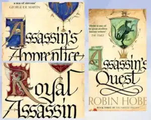 עטיפות The Farseer Trilogyמאת Robin Hobb - בין חומות הארמון, בבקתות הדייגים וביערות הסמוכים – נרקם גורלו של פיץ, ילד ממזר לבית המלוכה, שנקרע בין חובתו לכתר ובין הקריאה של לבו. סדרת הרואים למרחוק היא פנטזיה אפית־אינטימית, שמציבה במרכזה לא רק קרבות ומזימות, אלא גם שברון לב, זהות, ונאמנות שמביסה את הזמן. ...