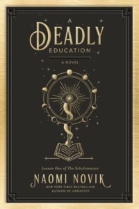 A Deadly Education עטיפת הספר A Deadly Education מאת Naomi Novik - בית ספר לקוסמים שבו התלמידים נלחמים על חייהם, גיבורה עם כוח להשמיד ערים – וסיפור שמסרב להתחנף...