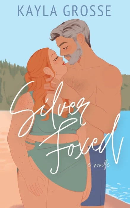 Silver Foxed - Sivi's Books עטיפת הספר Silver Foxed מאת Kayla Grosse - חופשה בבית האגם, מורה צעירה, גבר כסף סקסי, והרבה משחקים חמים שמסיטים הצידה את הסיפור...