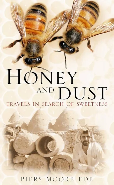 עטיפת הספר Honey and Dust: Travels in Search of Sweetness מאת Piers Moore Ede - ספר שמתחפש למסע בעקבות דבורים, אבל חושף את האדם שמתבונן בהן מבחוץ.