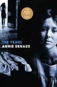 The Years עטיפת הספר The Years מאת Annie Ernaux - מה קורה כשהזיכרון מפסיק להיות סיפור והופך לאבק?
