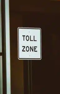 שלט Toll Zone - יצאנו למלחמה קיומית, חזרנו עם כביש אגרה איראני | הערת שוליים