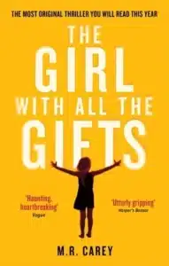 עטיפת הספר The Girl with All the Gifts מאת M.R. Carey, דיסטופיה פוסט־אפוקליפטית שמתחילה חזק עם מגפה וילדים חריגים.