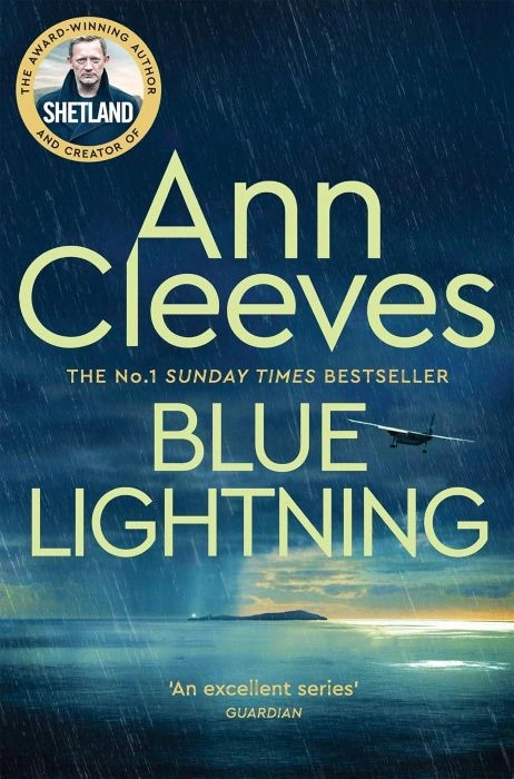 Blue Lightning עטיפת הספר Blue Lightning מאת Ann Cleeves, הספר הרביעי בסדרת Shetland, שבו ג׳ימי פרז חוזר לפייר אייל ונקלע לחקירת רצח אישית במיוחד.